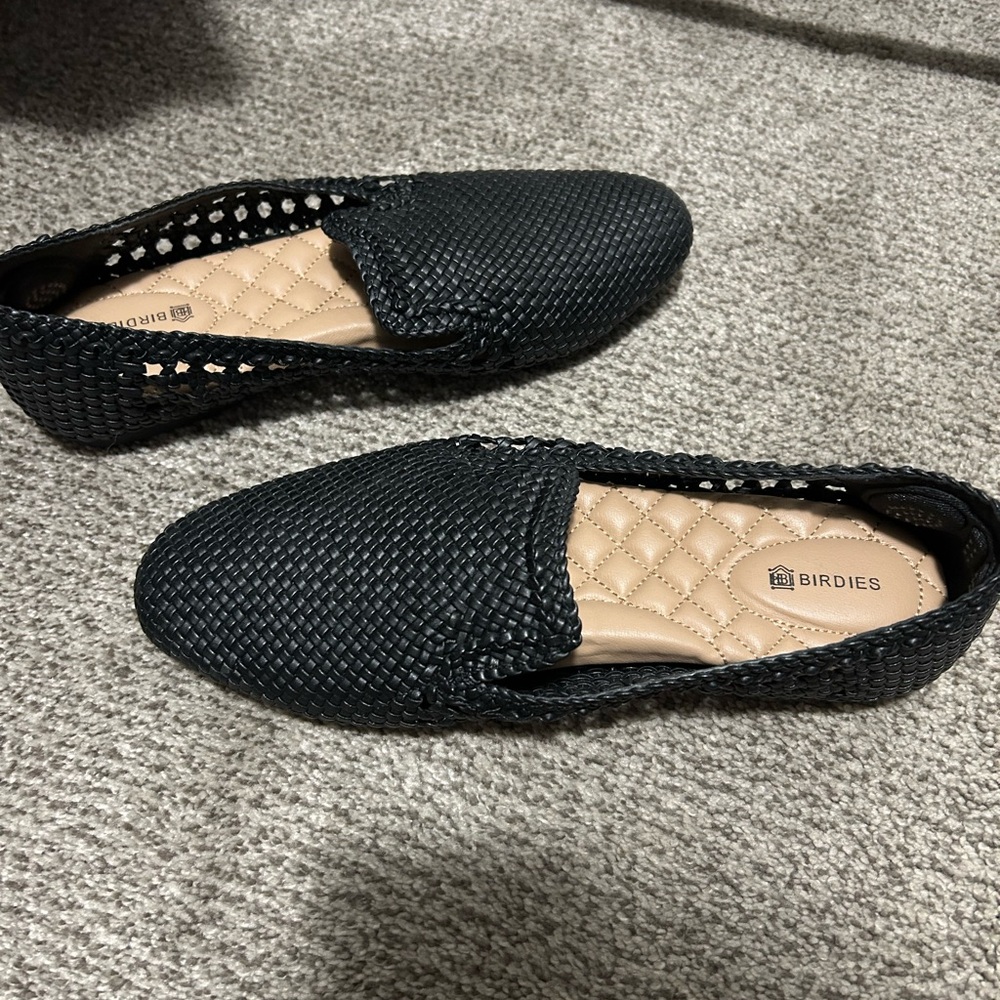 Birdies flat. Barely worn. Like new! Slightly too large for me. Size 9